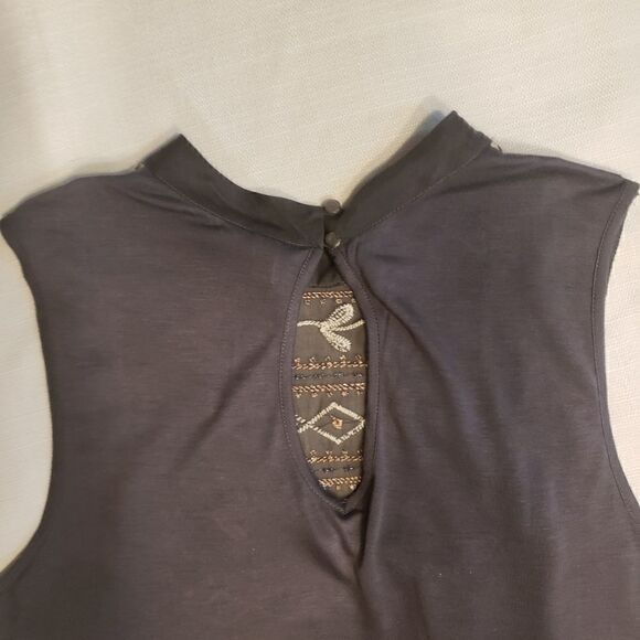 Tiny Woman's Embroidered Top - Picture 12 of 14